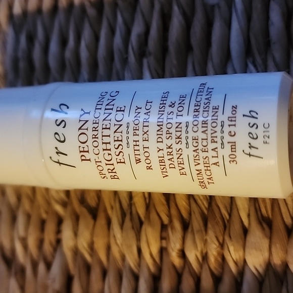 FRESH Peony spot correcting  Brightening Essence 1 fl oz - Picture 2 of 3